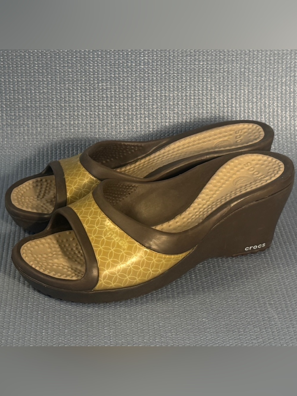 Crocs Sately Women’s HIgh Wedge Heel Sandals. Gold and Espresso Size 7